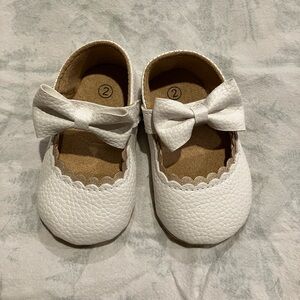 Baby Shoes White Leather-like Material with Bow and velcro closure